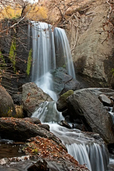 Mirabile Colpo Verticale Una Cascata Che Scorre Sulle Rocce — Foto Stock