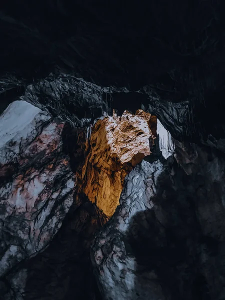 Tiro Vertical Paredes Rocha Texturizadas Uma Caverna — Fotografia de Stock