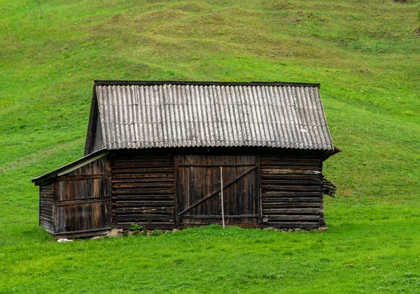 Widok Starego Drewnianego Domku Polu — Zdjęcie stockowe