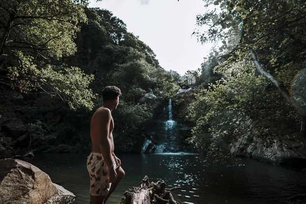 Ein Junger Kaukasischer Rüde Amüsiert Sich Einem Schönen Wasserfall Der — Stockfoto