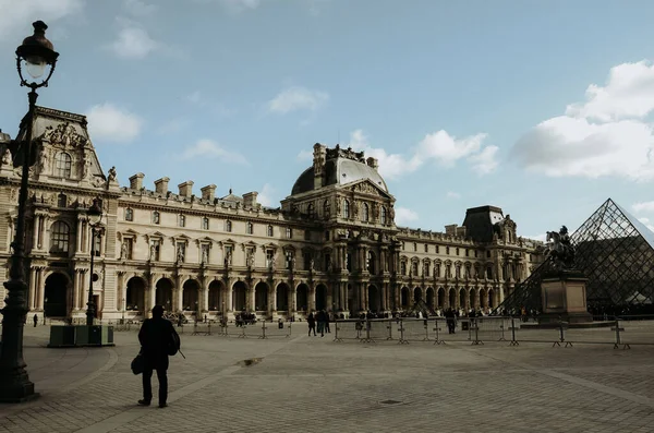 Мбаппе Сделал Снимок Исторической Площади Лувр Париже Время Дня Голубого — стоковое фото