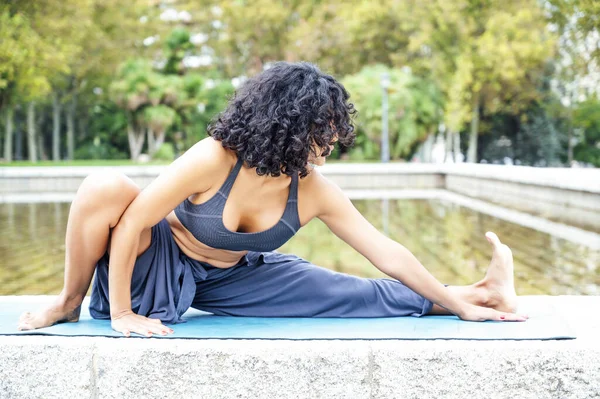 Una Foto Una Mujer Haciendo Yoga Parque —  Fotos de Stock