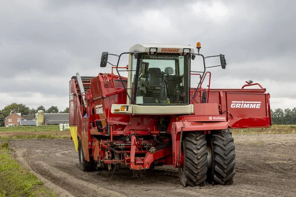 荷兰豪尔赫塞尔 2020年8月30日 农田土壤中马铃薯收割机重型机械的前置视图 准备收集背景为农场的作物 — 图库照片