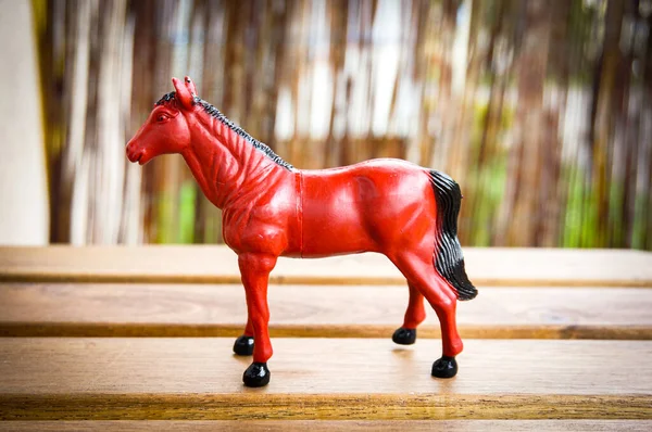 Eine Selektive Fokusaufnahme Eines Pferdespielzeugs Aus Kunststoff Auf Einer Holzoberfläche — Stockfoto