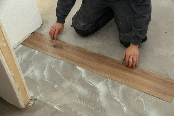 Closeup Focus Shot Worker Installing Plank Tiles Home — Stock Photo, Image