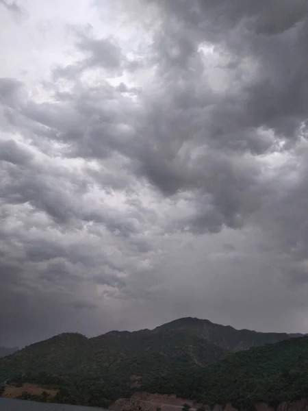 Una Vista Las Montañas Con Clima Sombrío —  Fotos de Stock