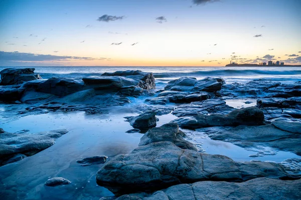 Mesmerizing Shot Rocky Shore Blue Shades Sunset — Stock Photo, Image