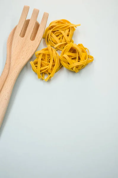 Tiro Vertical Macarrão Tagliatelle Ferramentas Cozinha Madeira — Fotografia de Stock