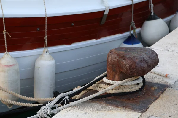 Ένα Κοντινό Πλάνο Από Ένα Bollard Ένα Σχοινί Τυλιγμένο Γύρω — Φωτογραφία Αρχείου