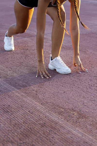 Mise Point Sélective Une Jeune Femelle Masquée Faisant Exercice Dans — Photo