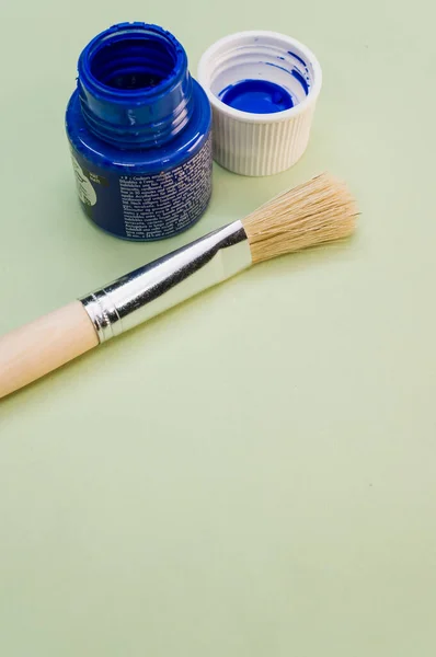 Gros Plan Peinture Bleue Acrylique Dans Flacon Avec Pinceau Sur — Photo