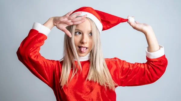 Una Joven Hembra Pelo Rubio Posando Disfraz Santa Claus Fondo — Foto de Stock