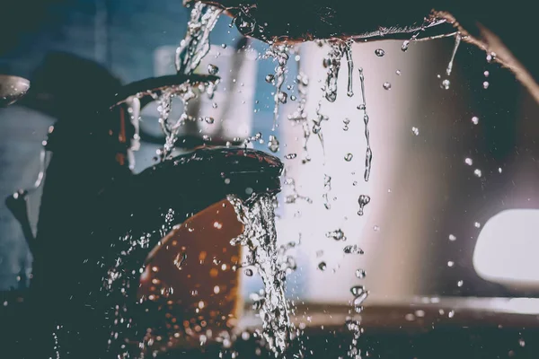 Een Selectieve Focus Shot Van Snel Dompelend Water Daalt Terwijl — Stockfoto