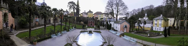 2019年2月22日 英国波尔米亚村中央令人叹为观止的庭院和游泳池 — 图库照片