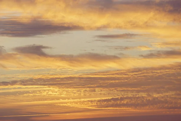 穏やかな海の上に魅惑的な日の出 — ストック写真
