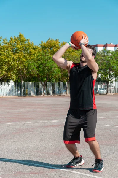 Ein Vertikaler Schuss Eines Jungen Mannes Der Ball Den Basketballkorb — Stockfoto