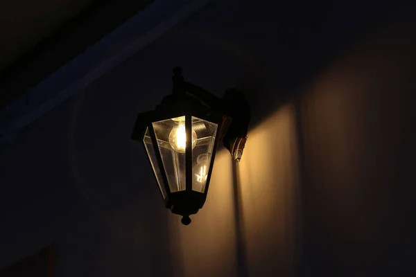 Stará Pouliční Lampa Zdi Noci — Stock fotografie