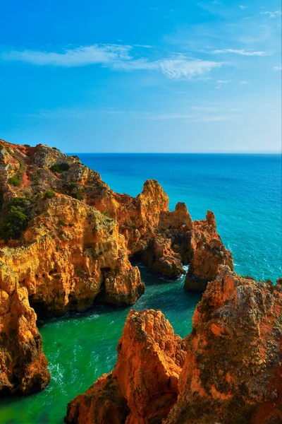 Pionowe Ujęcie Krajobrazu Kamienistą Plażą Mieście Lagos Algarve Portugalia — Zdjęcie stockowe