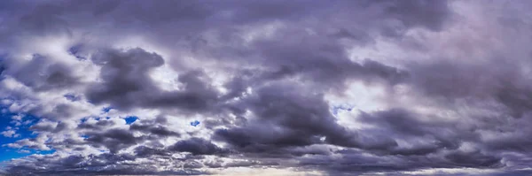 Akşam Bulutlu Bir Gökyüzünün Panoramik Bir Görüntüsü Duvar Kağıtları Için — Stok fotoğraf