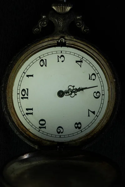 Primer Plano Extremo Reloj Bolsillo Vintage Sobre Fondo Oscuro —  Fotos de Stock