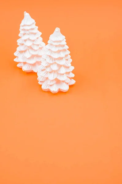 Een Verticaal Shot Van Kerst Ornamenten Een Oranje Oppervlak — Stockfoto
