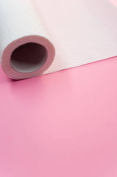 Een Keukenpapier Roll Een Roze Achtergrond — Stockfoto