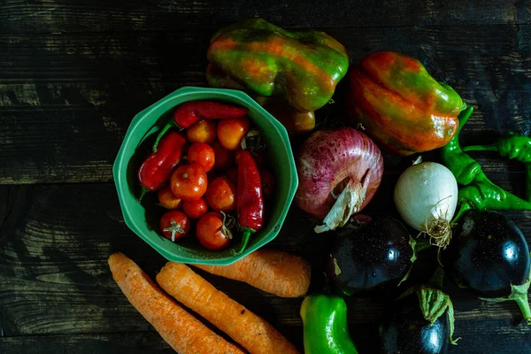 Una Vista Superior Varias Verduras Frescas Una Superficie Madera Concepto — Foto de Stock