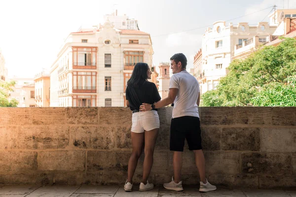 バレンシアを訪れる幸せな若いカップル — ストック写真