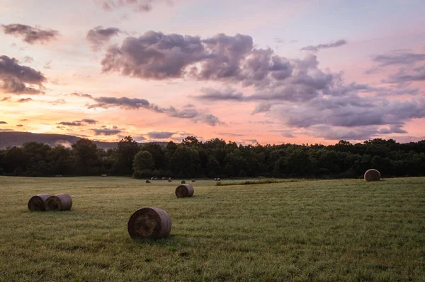 Pas Opgerolde Hooibalen Rusten Een Glooiende Heuvel Met Een Dramatisch — Stockfoto