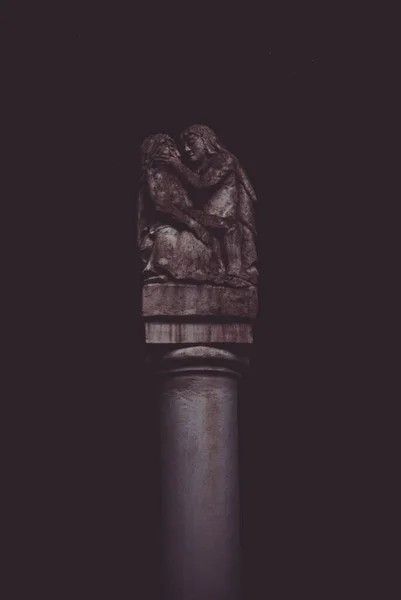 Tiro Vertical Uma Antiga Estátua Cativante Casal — Fotografia de Stock