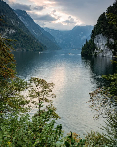 Río Rodeado Montañas Bajo Cielo Nublado Parque Nacional Berchtesgaden Alemania — Foto de Stock