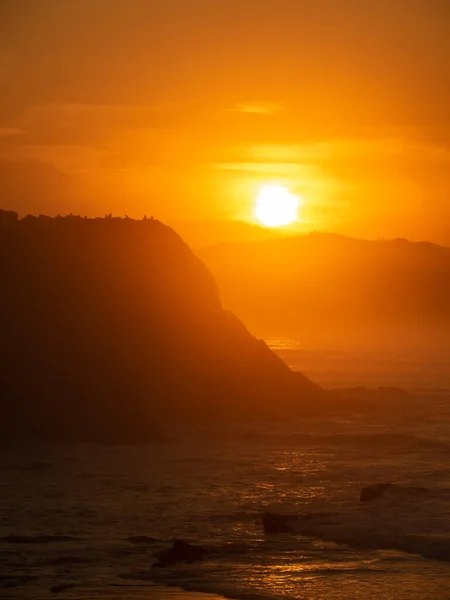 Ein Wunderschöner Sonnenuntergang Über Der Welligen Meereslandschaft Von Zumaia Baskenland — Stockfoto