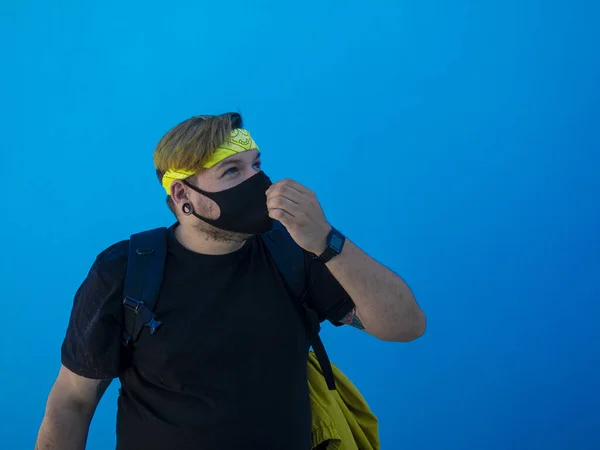 Een Jonge Blanke Man Met Een Medisch Masker Tegen Een — Stockfoto