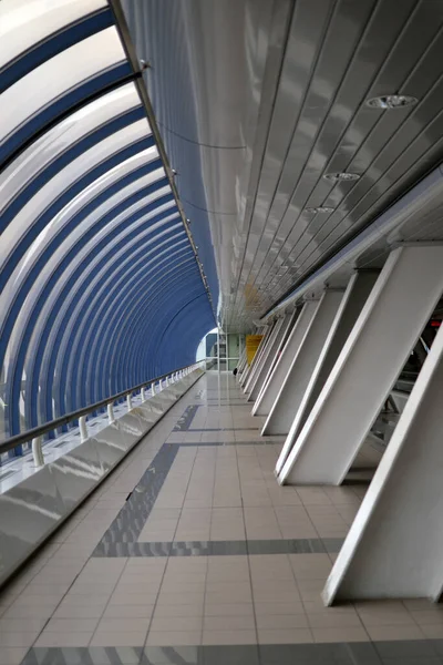Eine Vertikale Aufnahme Einer Modernen Bahnhofshalle — Stockfoto