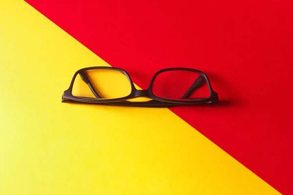 Vista Superior Gafas Ópticas Aisladas Sobre Fondo Amarillo Rojo —  Fotos de Stock