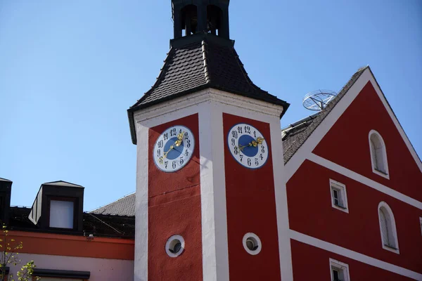 Plano Ángulo Bajo Una Iglesia Con Una Torre Del Reloj —  Fotos de Stock