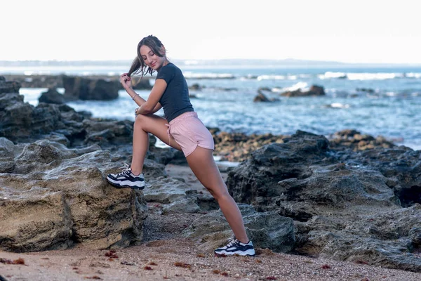 Молодая Латиноамериканка Работает Пляже — стоковое фото