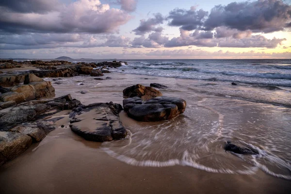 ドイツ ロックのKap Geinitzortの岩の多い海岸の夕日の魅惑的な景色 — ストック写真