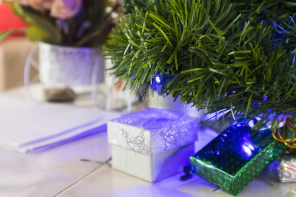 Színes Ajándékok Karácsonyi Szezon Különböző Módokon Kíséri Karácsonyfa Fények Karácsonyi — Stock Fotó