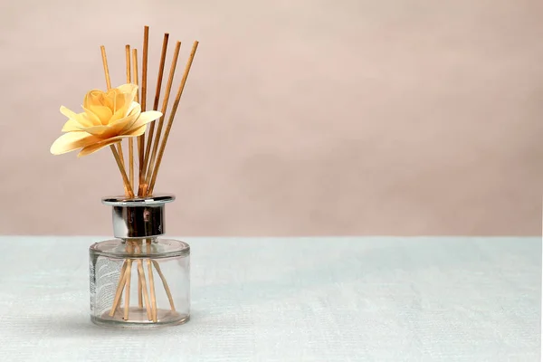 Fechamento Seletivo Foco Difusor Perfumado Cana Com Uma Flor Fundo — Fotografia de Stock