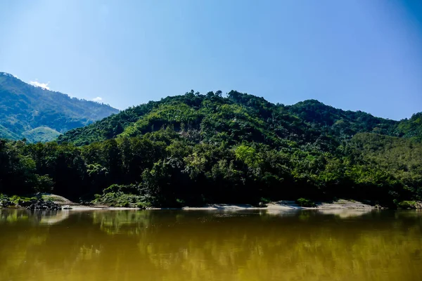 Beau Plan Collines Couvertes Arbres Près Étang — Photo