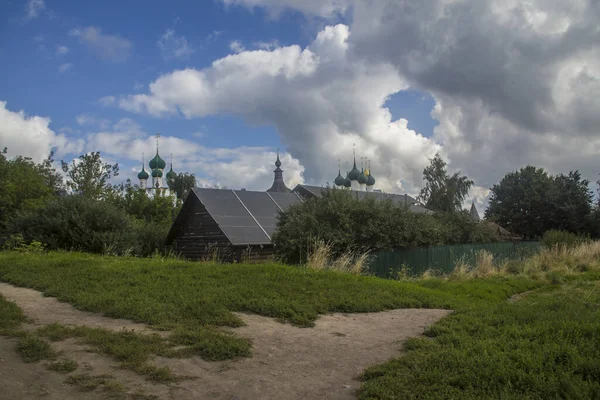 Pole Obklopeno Dřevěnými Stodolami Rostovským Kreml Pod Modrou Oblačnou Oblohou — Stock fotografie