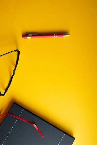 Une Vue Dessus Lunettes Optiques Carnet Stylo Isolés Sur Fond — Photo