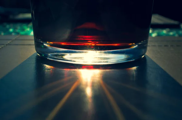 Närbild Ljusmönster Som Produceras Kvällssolen Ett Glas Cola — Stockfoto