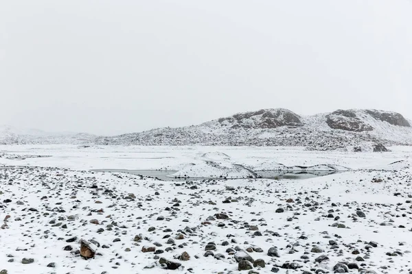 Piękny Krajobraz Otoczony Górami Pokrytymi Śniegiem Islandii — Zdjęcie stockowe