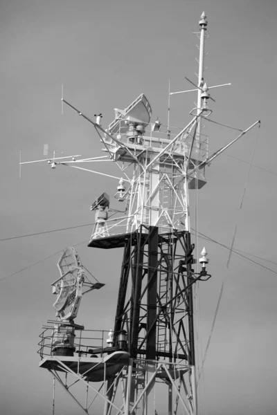 Plan Vertical Une Antenne Télévision Niveaux Gris — Photo