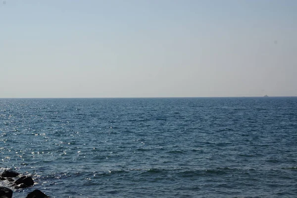Piękny Widok Falistego Oceanu Lśniącego Pod Błękitnym Niebem Idealny Tapety — Zdjęcie stockowe