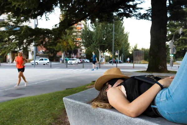Uma Foto Close Uma Jovem Garota Dormindo Fora Com Chapéu — Fotografia de Stock