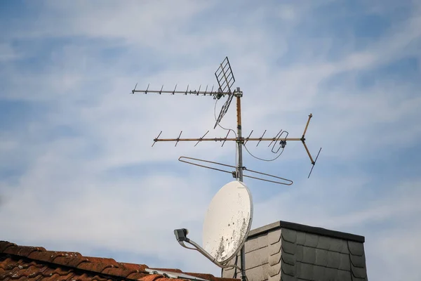 Ein Flachbild Eines Satelliten Auf Dem Dach — Stockfoto