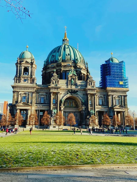 位于德国柏林的柏林大教堂的垂直截图 — 图库照片